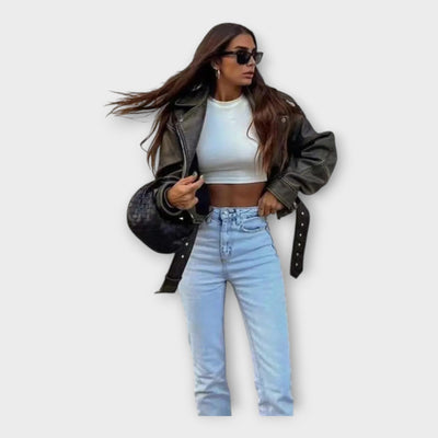 Модерно Късо Кожено Якне с Колан и Изтънчена Естетика 