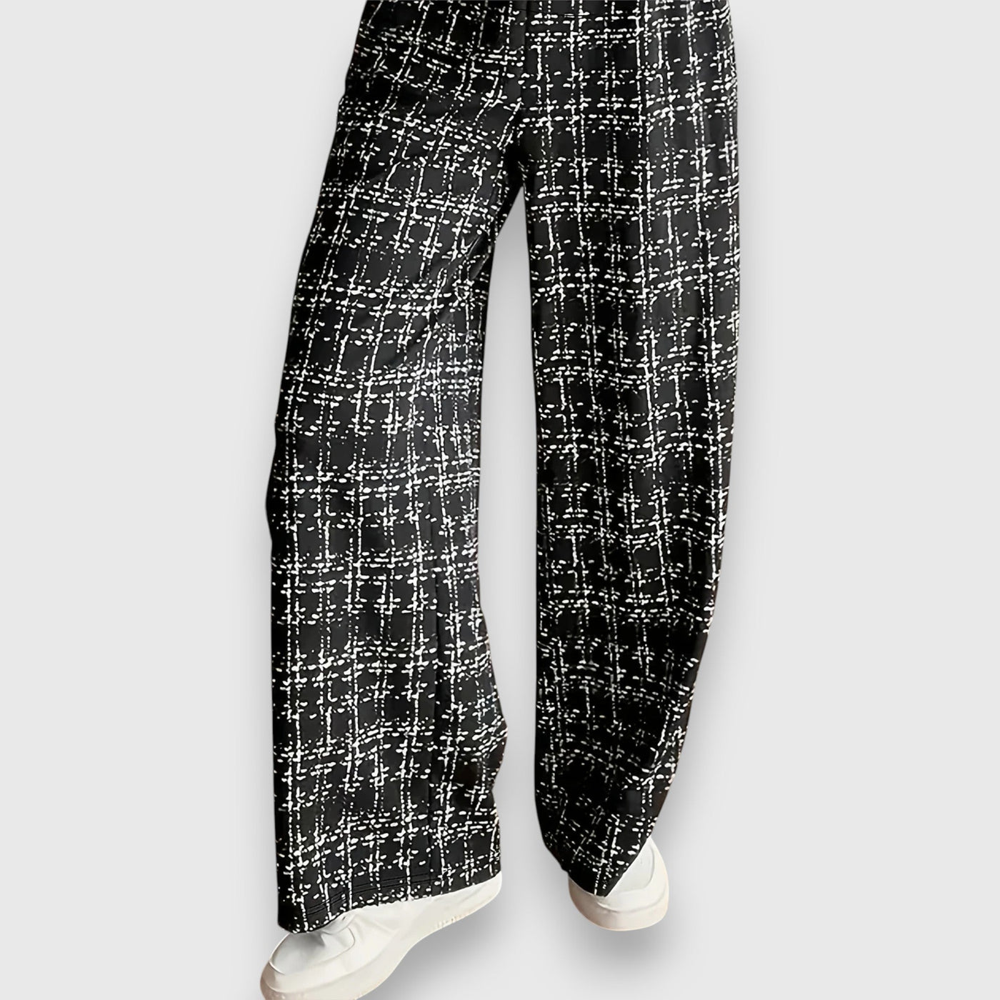 Комплект от две части с V-образно деколте и съответстващи панталони